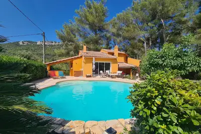 Image de Belle villa avec piscine dans un écrin de verdure
