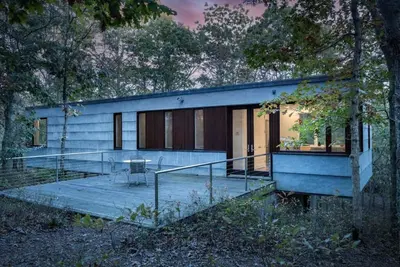 Image de Modernist treehouse nestled in nature w/ access to pvt tennis minutes to ocean.