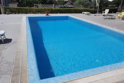 Image de First floor apartment overlooking pool 15 minutes from blue ribbon beach