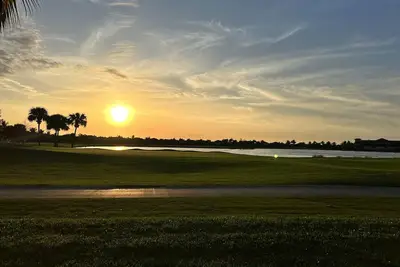 Image de Welcome to DayBreak🌴Resort Living - Golf⛳Tennis🎾 Pools, Fitness and More!