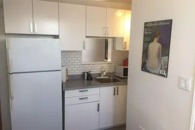 Image de Furnished 2 bedroom flat on 3rd Floor of downtown family home. Walk everywhere!