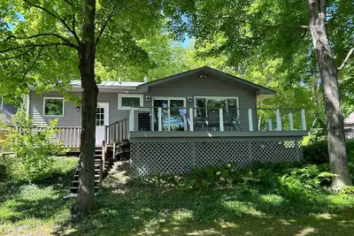 Image de Lake Ann, Mi cozy waterfront cottage, newly remodeled with private beach & dock