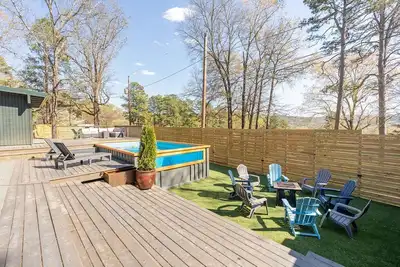 Image de Retro vibes of the 50's, 60's, and 70's with amazing outdoor pool area!
