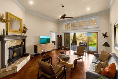 Image de Beautiful River Front Home