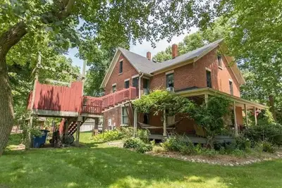 Image de Historic Farmhouse with Hot Tub, Treehouse Shower, & Chickens!