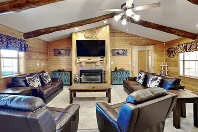 Image de 4 Bears 1 Cave | Wooded Views + Private Hot Tub!