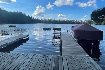 Image de New! Beautiful Log Home with a rustic feel. 6 acre wooded lot on Eleanor Lake