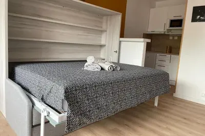 Studio meublé avec balcon et parking Schluthfeld.