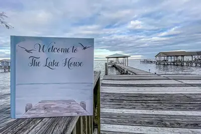 Image de Newly renovated lake house with beautiful three landing pier!
