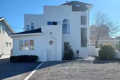 Image de Lovely 5 Br Home W/ In-Ground Heated Pool-Private Beach\nFAMILY & Pet Friendly!