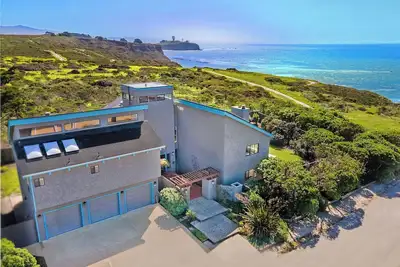 Image de Unmatched Ocean, Beach, and Mountain Views – Family-Friendly Retreat.