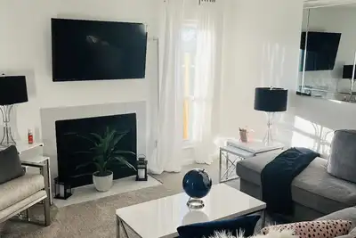 Image de Modern Condo Nestled in Serenity