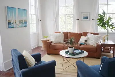 Image de Beautiful Forsyth Park Victorian - Walk to it all!