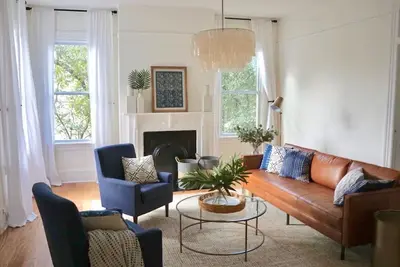 Image de Stunning 1890 Savannah Victorian - Walk to it all!