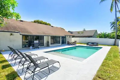 Image de Cozy home with new pool. Great location. 1 mile to beach. Close to main streets.