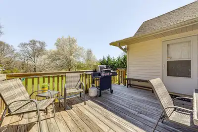 Image de 'The Farmhouse' in Fort Lawn w/ Fire Pit & Deck!