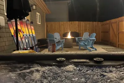 Image de 💦New Spa, Putting Green, Fire Pit, Updated house in Occ