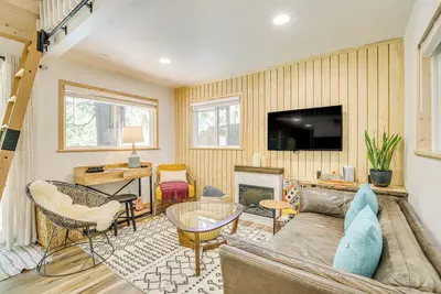 Image de 1 Mi to Lake: Crestline Cabin w\/ Private Hot Tub!
