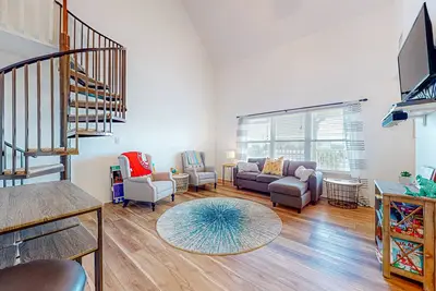 Image de Sunlit, two-story condo with pool, walk one block to the beach