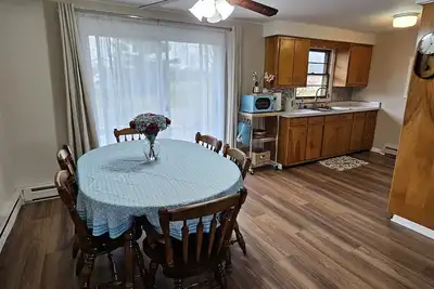 Image de Relax and unwind in this colorful home close to hospitals and colleges!