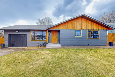 Image de Elegant dog-friendly home with old-world theme, smart TVs, grill, Ac, & firepit
