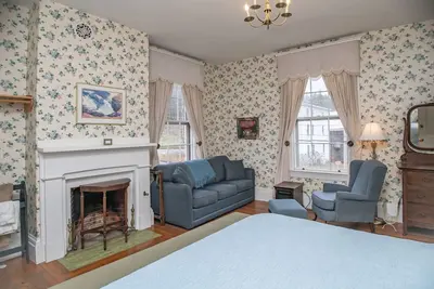 Image de Picturesque bed and breakfast, nestled in the foothills of the white mountains.