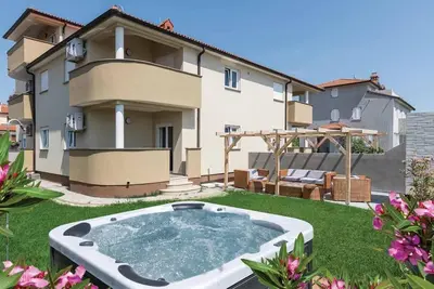 Image de Apartment Orkić - grill, garden and jacuzzi