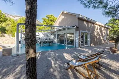 Image de Havre de paix - Villa 2 chambres pour 4+2 avec piscine, en bord de mer près de Bol