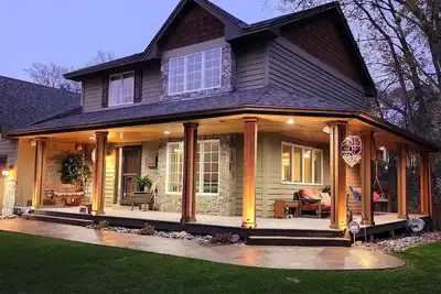 Image de \"Charming Five-Bedroom Cottage Destination at Everchanging Seasons! \"