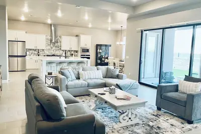 Image de Luxurious Golf Course Retreat w\/Backyard & Game Room