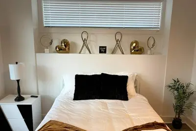 Image de Relax in Style: Gated 2br in Downtown w/ Workspace