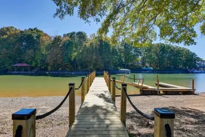 Image de Spacious Lakefront Retreat, Enjoy Dock and Pool