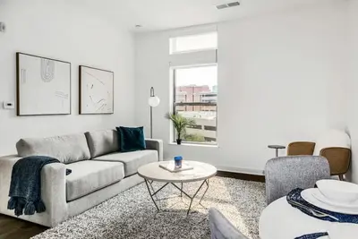 Image de \"Tysons' Blue-Gray Haven Stylish 2br with Amenities + Huddle Rooms + Pool \/ Gym