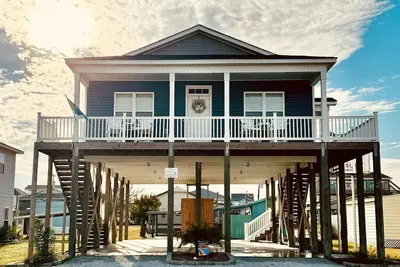 Image de 3 years new home in Surf City, close to beach & the canals-best of both worlds!