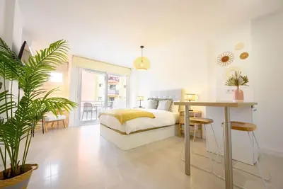 Image de Nouveau studio, terrasse, parking et piscine à 4 minutes de la mer.