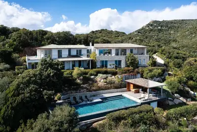 Image de Villa d'exception à Porto Vecchio, fusion parfaite de luxe et de sérénité.