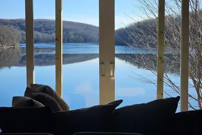Image de Brand New Lakefront Home with Unbeatable Lake Views Close to Everything!