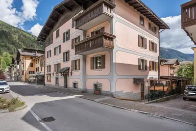 Image de Appartement 'Appartamento Yellowstone' avec vue sur les montagnes, terrasse privée et Wi-Fi