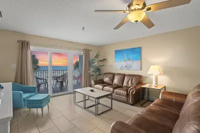 Image de Beachfront Bliss! Sea Breeze #104 ~ Spacious Condo Near John's Pass w/ Stunning Gulf Views