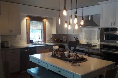 Image de Whole house w/ Open plan; reno'd farmhouse style home w/ cozy interiors. Dogs Ok