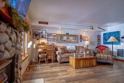 Image de Sun Valley #131-Hot Tub, Pool, Spa, Common Game Room, 10 minute Walk to Town & Lifts