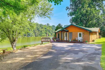 Image de 'Duck and Bug's Cabin' on Boone Lake w\/ Boat Dock!