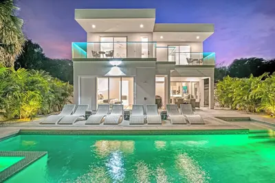 Image de Tamiami Vice - Luxury Siesta Key Home with Heated Pool & Prime Location – Book Your Escape Today!