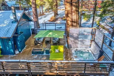 Image de Hot Tub & Game Room • Starlight Cabin Retreat