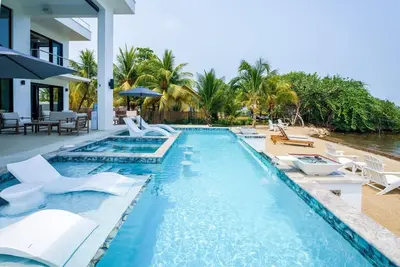 Image de Spacious 4-Bed Villa in Placencia Village w\/ Pool!