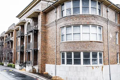 Image de Located within the heart of the entertainment district! Ada ramp/parking on site
