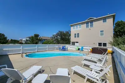 Image de 6 bed, 5. 1 pool home, dog friendly. Walk to beach And sound access!