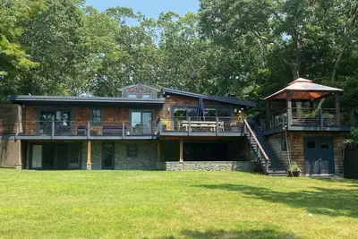 Image de Waterfront Modern East Hampton Home Sleeps 10 Private Dock