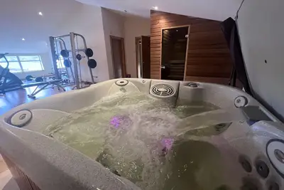 Image de Captivating 2 Bed Apartment in Newhouse