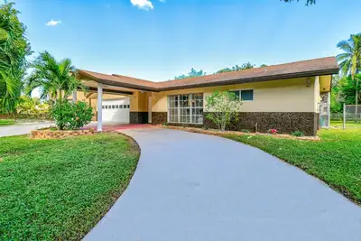 Image de Tropical Beach & Lakefront Home w/ Pool